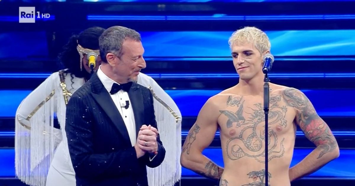 Achille Lauro mezzo nudo a Sanremo 2022 sul palco: la prima esibizione in gara al Festival
