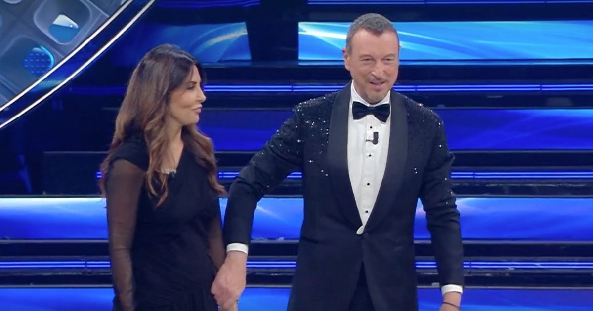“Pezzo di mer*a”: Sabrina Ferilli contro Amadeus a Sanremo? Il conduttore del Festival spiega il fuorionda