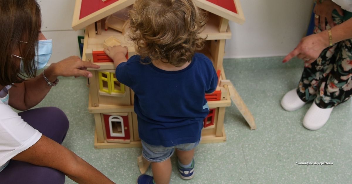 Bambini imboccati a forza e maltrattati in un asilo di Caserta: arrestate due maestre, accusano la direttrice