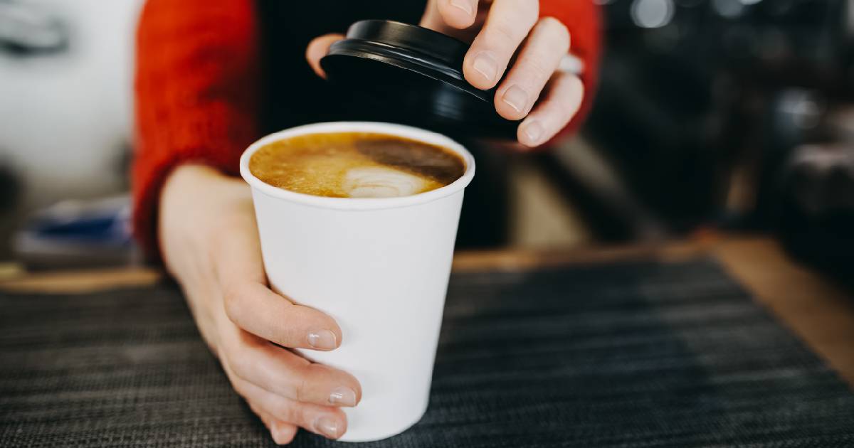 Dipendente di Starbucks ha un'idea semplice ma geniale per aiutare una ragazza avvicinata da uno sconosciuto