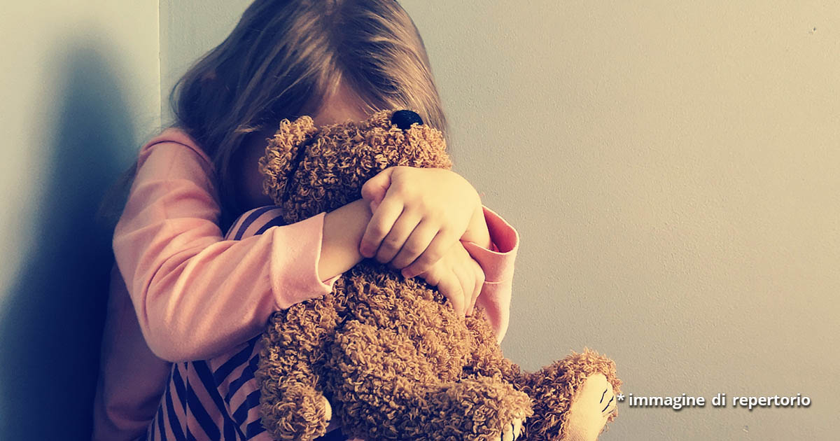 Bimba scomparsa nel 2019, trovata viva dopo 3 anni nascosta in un sottoscala a casa dei genitori