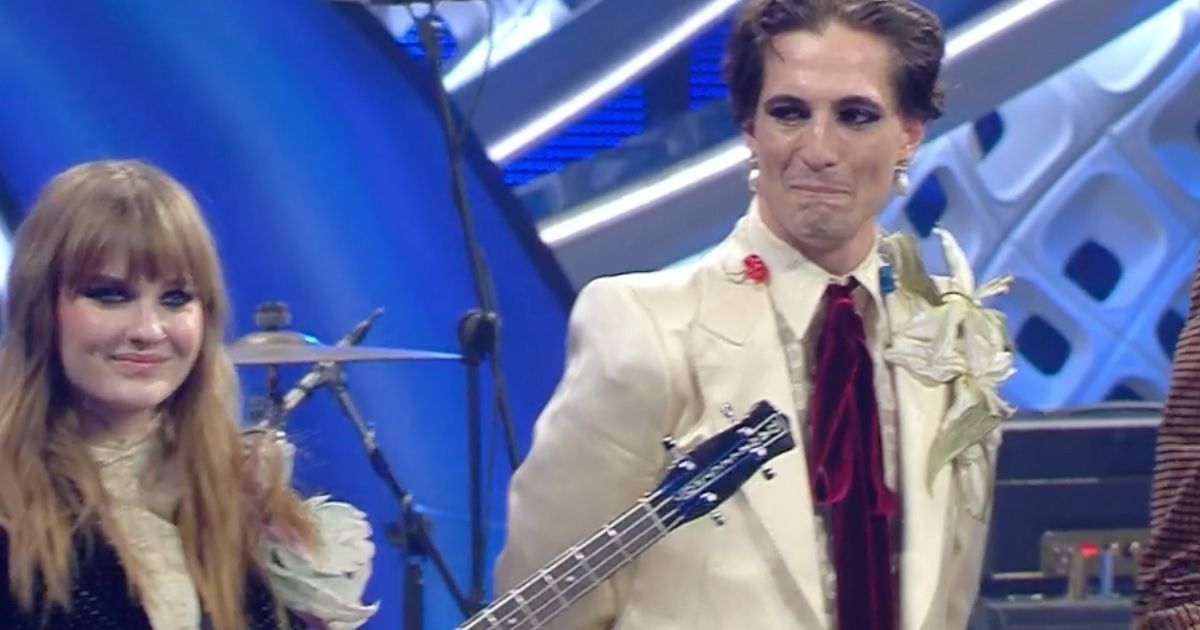 Damiano dei Maneskin commosso a Sanremo 2022: la foto del cantante che si emoziona dopo Coraline sul palco