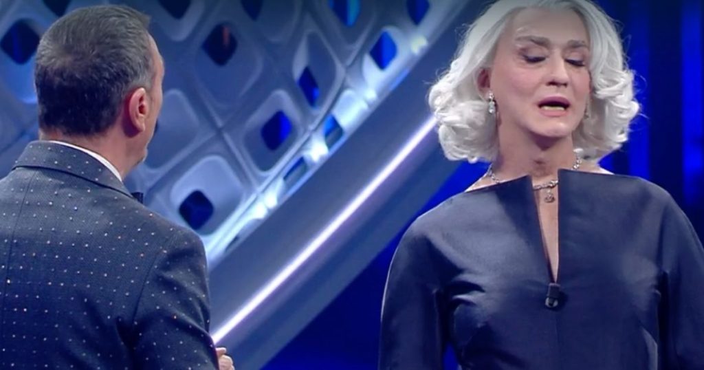 Drusilla Foer "battibecca" con Amadeus sul palco dell'Ariston: "Ah non sono qui per cantare?"