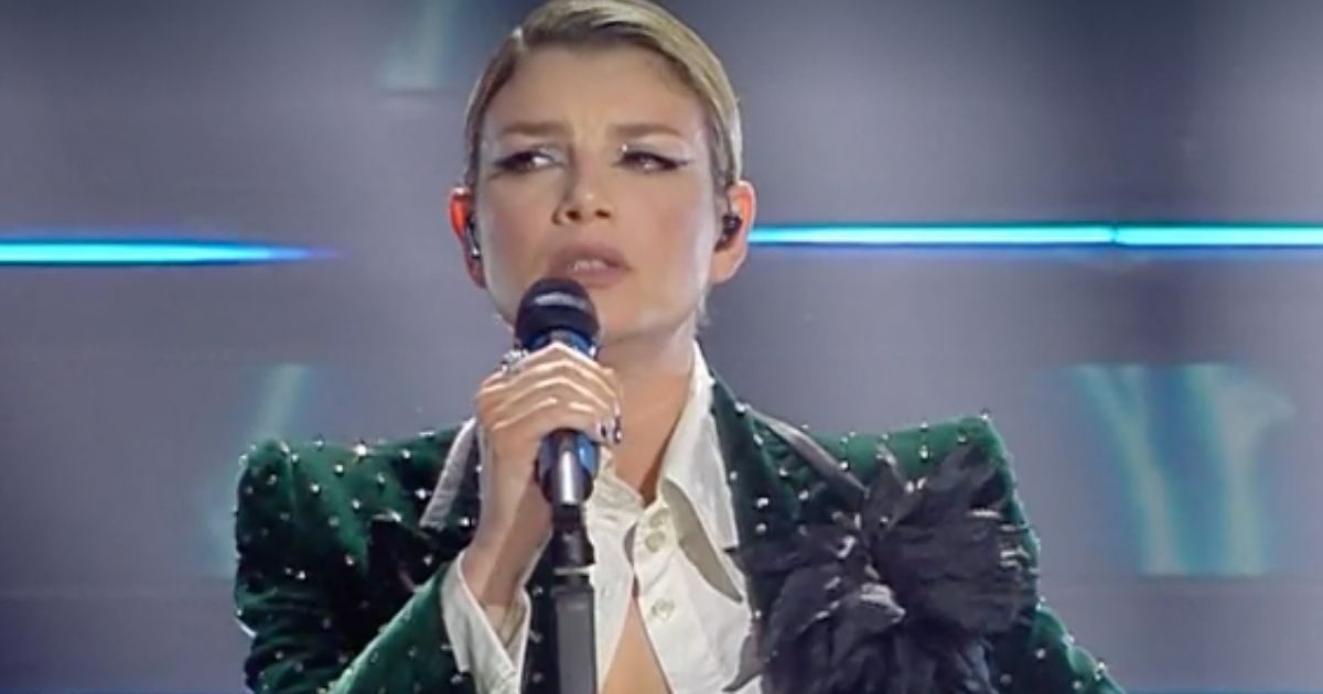 Sanremo 2022, Emma Marrone e il significato del gesto femminista mostrato sul palco dell’Ariston