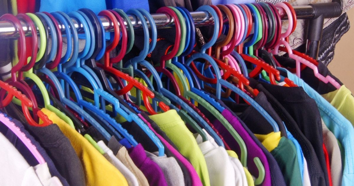 Fast fashion: nel deserto di Atacama c'è una discarica di 39mila tonnellate di abiti invenduti