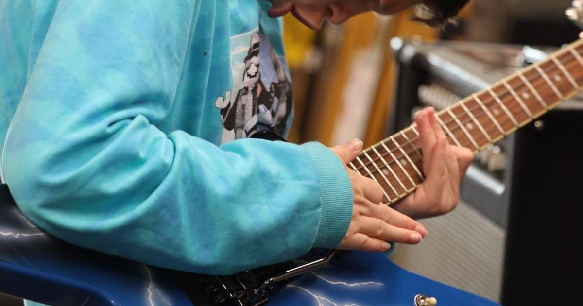 Appassionato di chitarra, suona quella del negozio di musica. Un benefattore anonimo, colpito, gliela regala