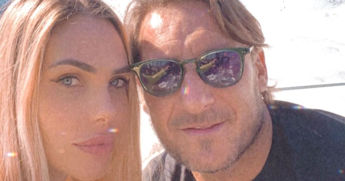 Francesco Totti e Ilary Blasi e il bacio negato ai paparazzi: la risposta dell’ex calciatore fuori dal ristorante