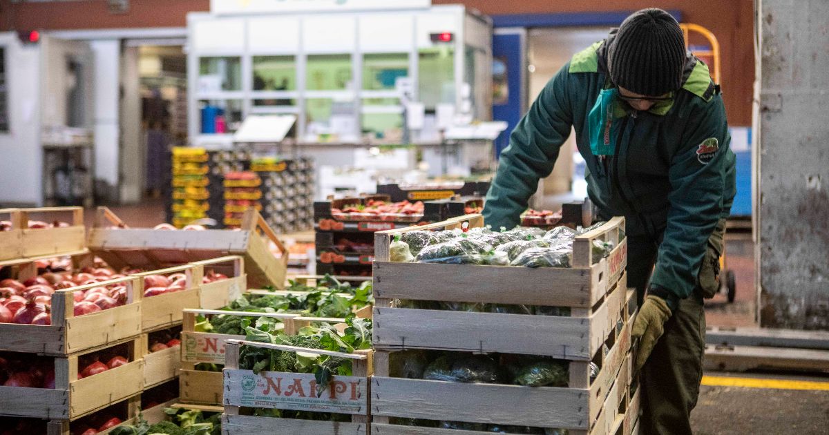 Perché frutta e verdura costano sempre di più? L’aumento dei prezzi è alle stelle: di quanto sono i rincari
