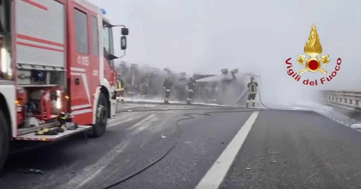 Incidente sulla A1 tra Lodi e Melegnano: fiamme e Vigili del fuoco in azione, le immagini dall'autostrada