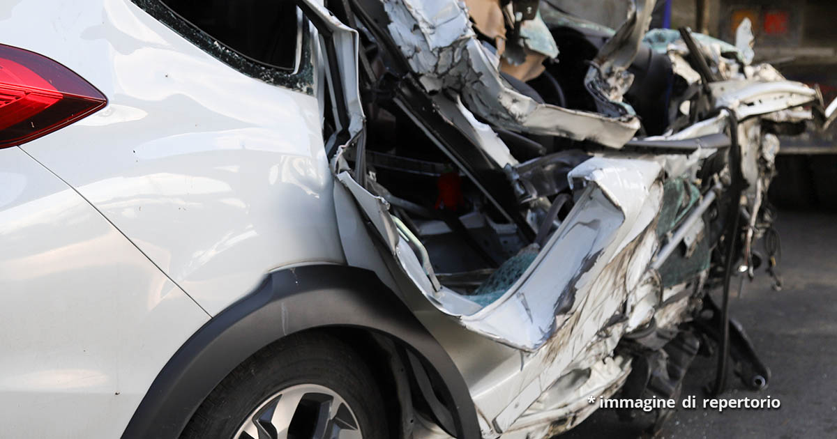 Travolge un'auto e uccide due giovani donne, ferite due bimbe: conducente trovato dopo la fuga, era ubriaco