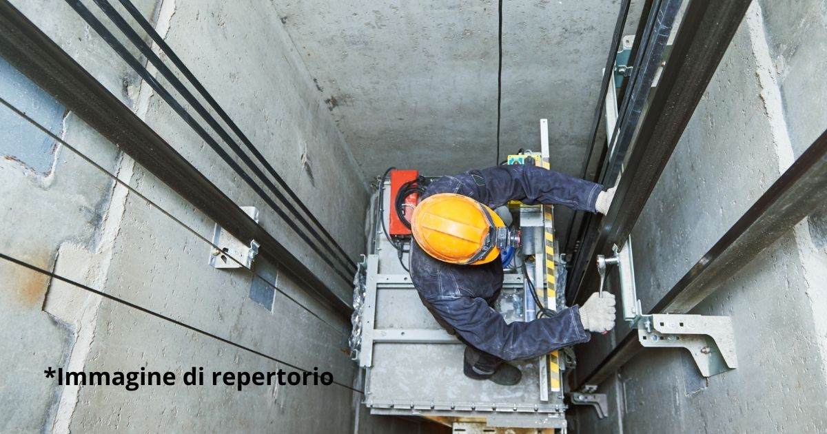 Due operai precipitano per 20metri in un vano ascensore. Grave incidente sul lavoro a Milano