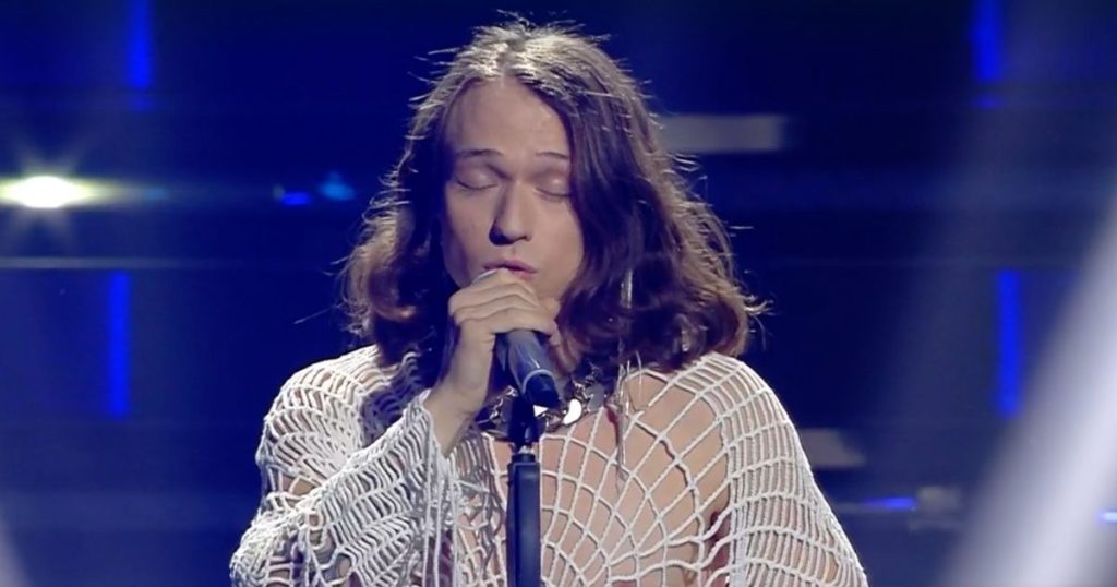 Perché Irama indossa gli orecchini a forma di piuma e la scelta del nome del cantante a Sanremo 2022