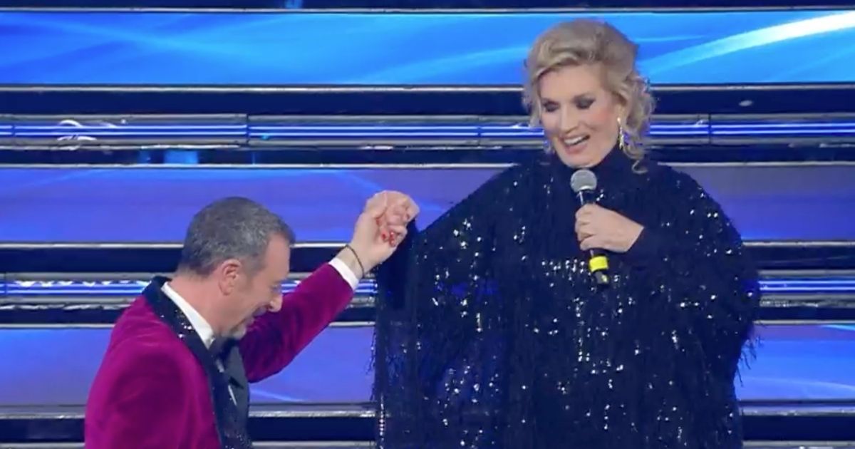Iva Zanicchi non scende le scale a Sanremo: “Sono caduta”, imprevisto per la cantante all’Ariston