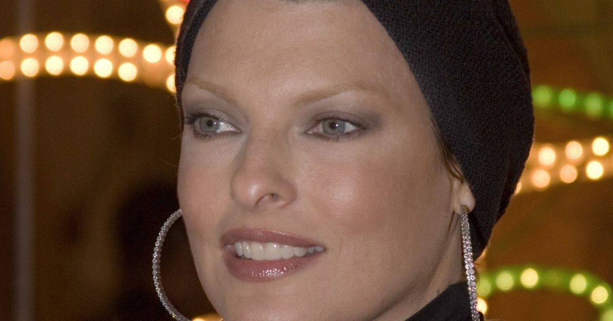 Linda Evangelista, sfigurata dagli interventi, non si nasconde in più e si mostra in pubblico