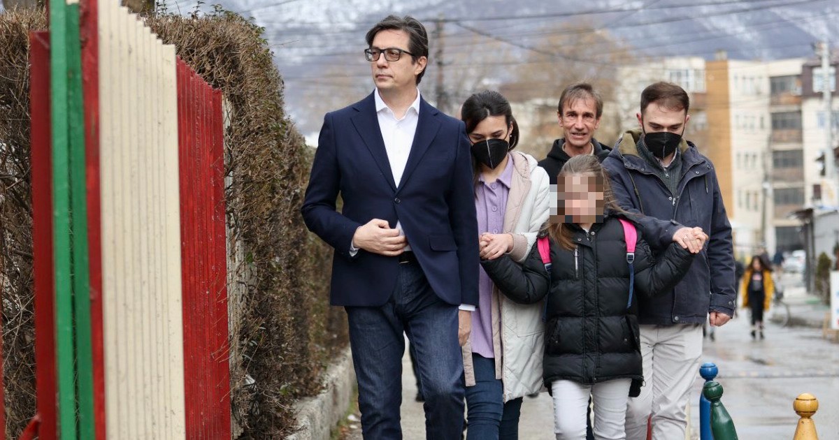 Bullizzata perché affetta da sindrome di Down, il Presidente macedone l'accompagna a scuola mano nella mano