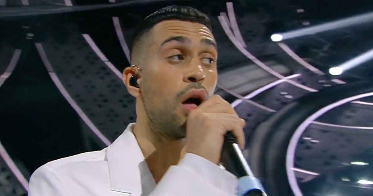 Malore per Mahmood a Sanremo 2022: il cantante in coppia con Blanco si è sentito male nella serata cover
