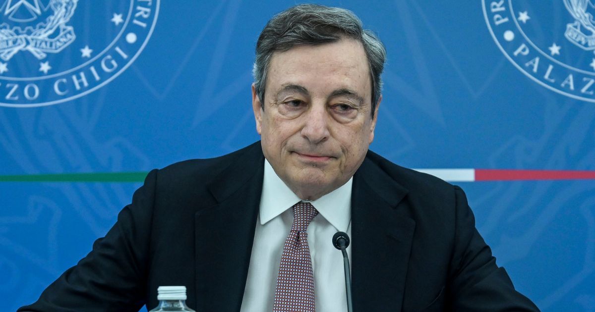 Mario Draghi furioso contro i partiti di maggioranza per Milleproroghe e bollette: "Non tiro a campare"