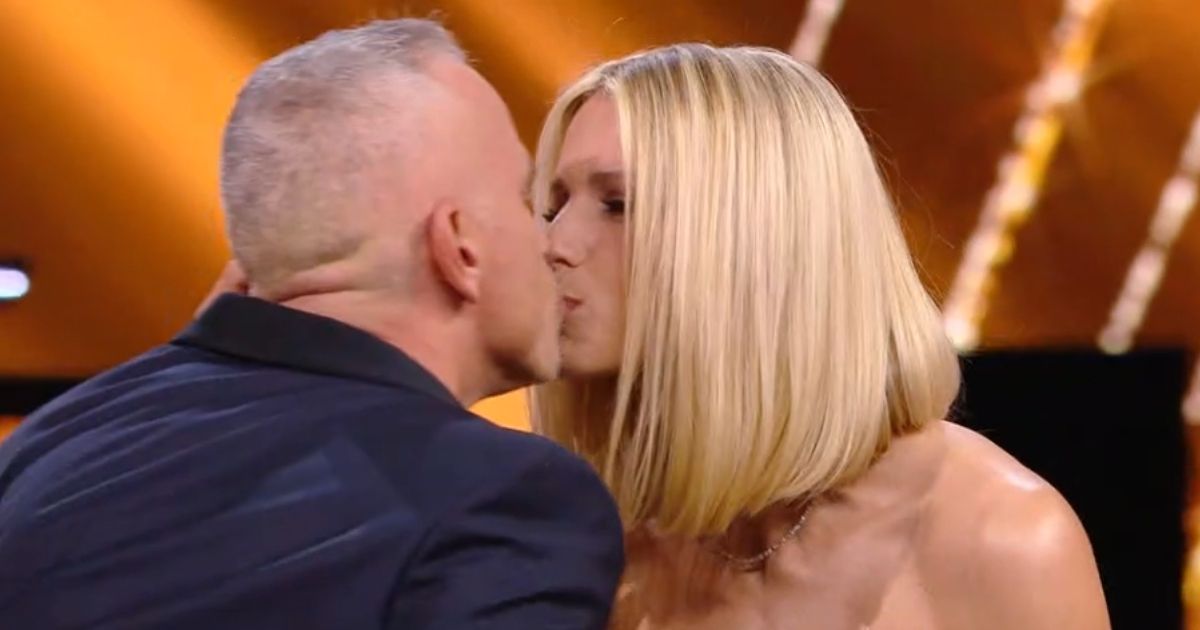 michelle-hunziker-eros-ramazzotti-bacio-palco