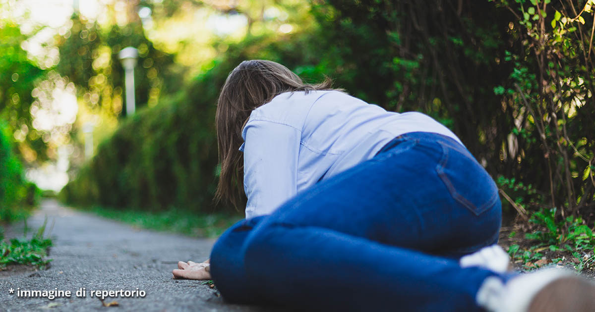 Picchiata e violentata mentre passeggia vicino a casa: il dramma di una donna nel Cesenate