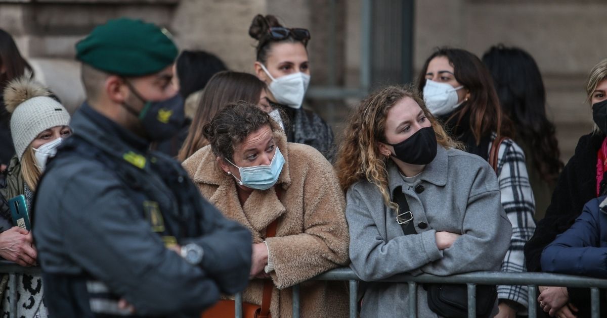 Quarantena per non vaccinati ridotta a 5 giorni: cambiano le regole. Calano i contagi Covid: "Fase nuova"