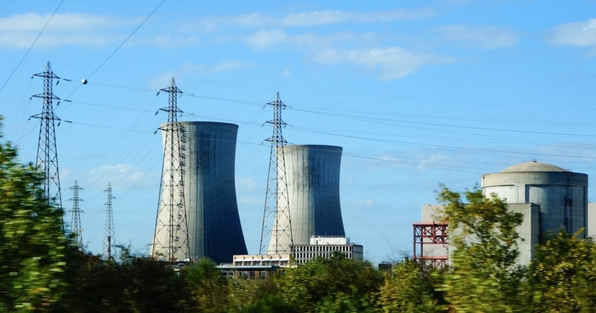 La Francia abbraccia l’energia nucleare, Macron annuncia la costruzione di 6 nuovi reattori nel Paese