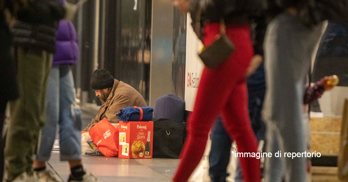 Senza tetto allontanati con acqua gettata a terra in stazione Termini: la denuncia e le immagini