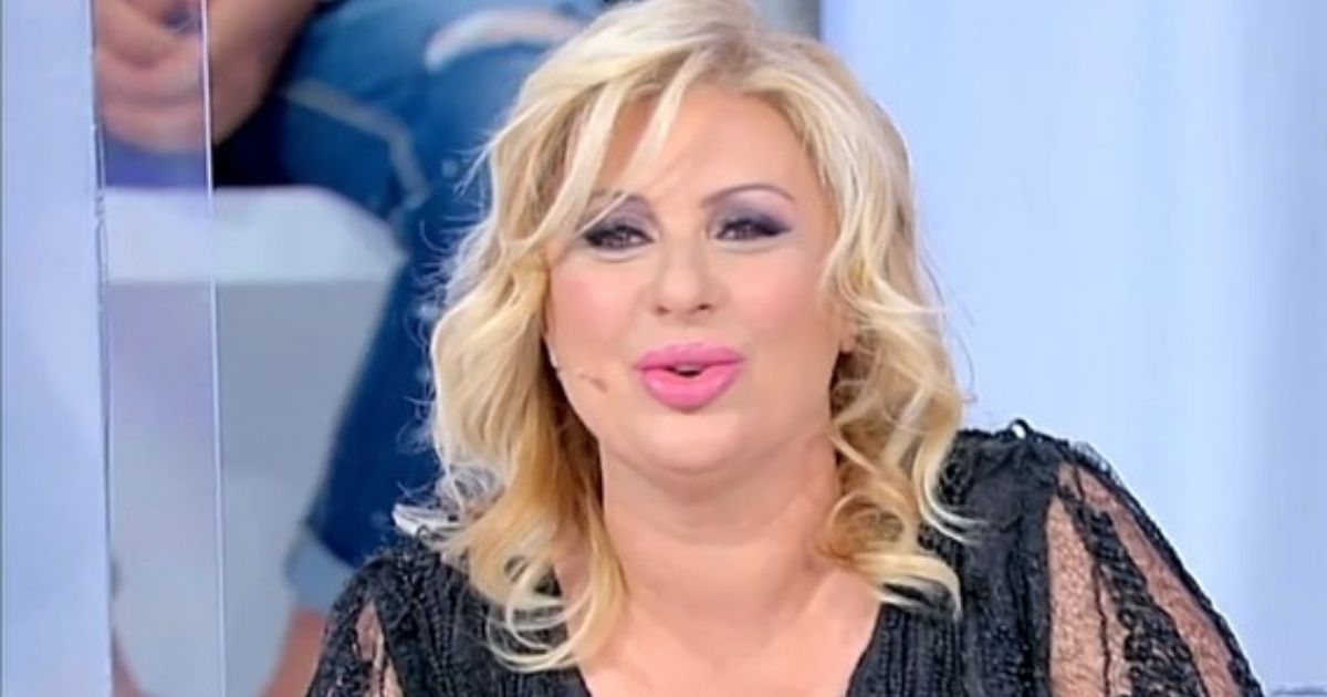 Tina Cipollari si scatena contro Pierluigi, a Uomini e Donne, dopo il bacio con Gemma Galgani: “Poveraccio”.