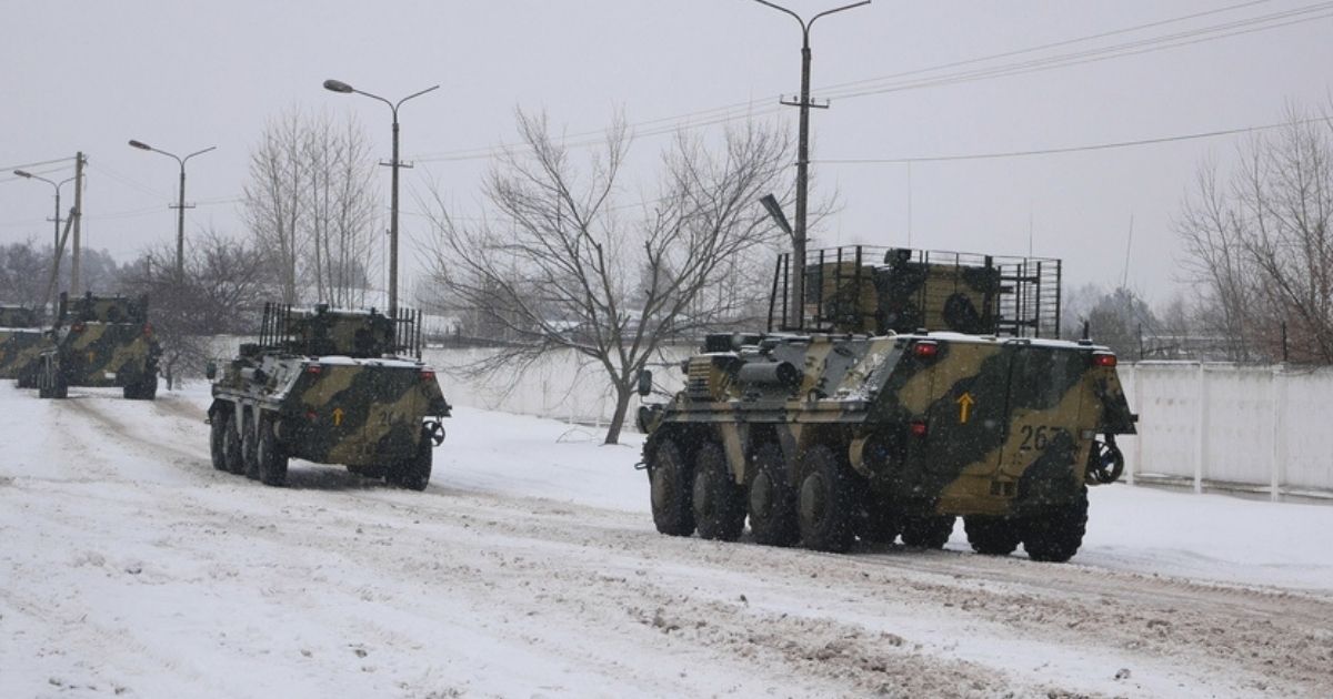 Ucraina, scuola bombardata nel Donetsk: 2 insegnanti uccisi, Zelensky nascosto con la famiglia