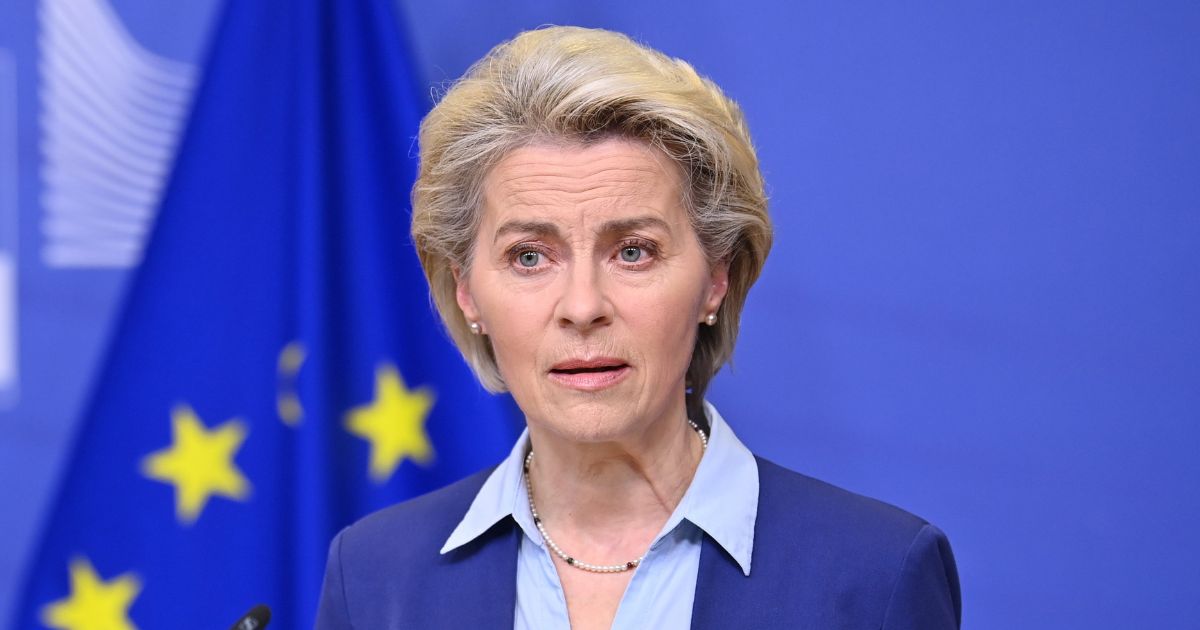 Ursula von der Leyen annuncia sanzioni alla Russia, stop allo Swift: "Putin sta distruggendo il suo Paese"