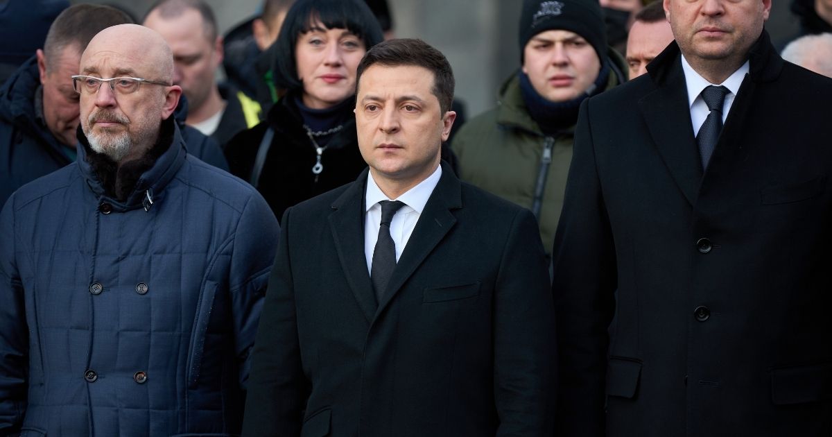 Kiev resiste all’assalto russo, bombardato un palazzo civile. Zelensky sente Macron e von der Leyen: “Armi in arrivo”