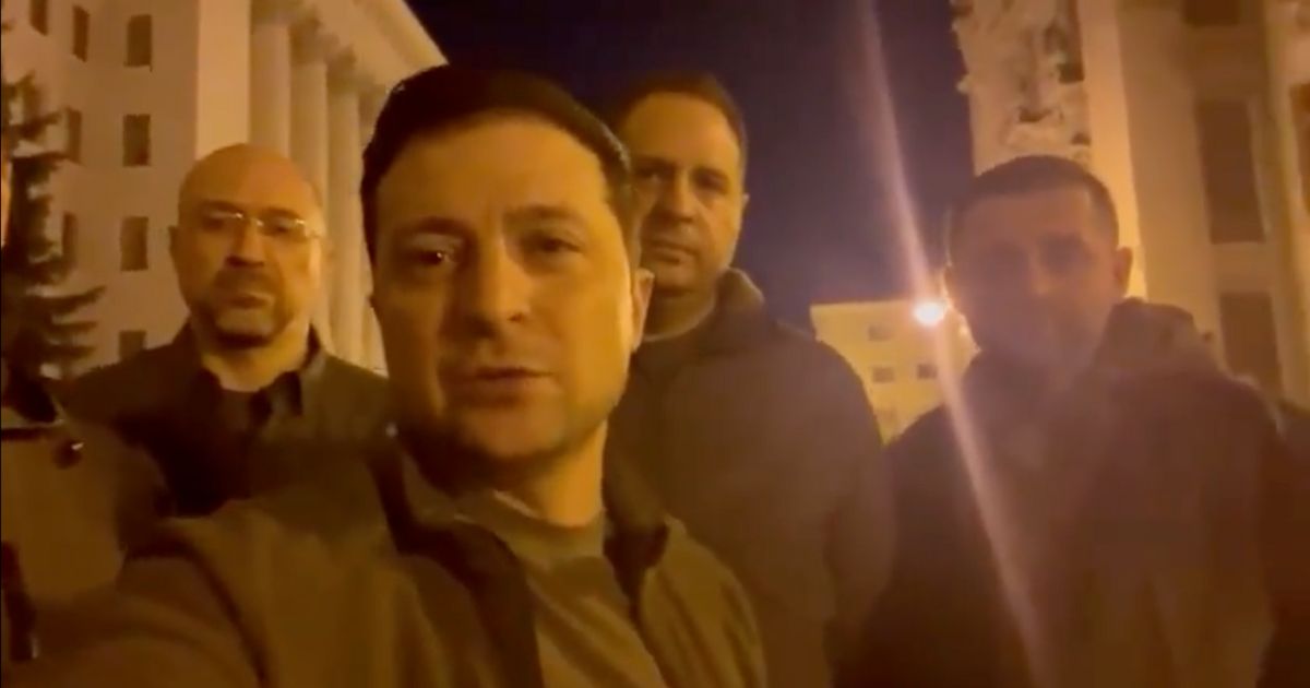 Volodymyr Zelensky non ha lasciato Kiev, il video del Presidente: "Siamo qui. Difendiamo l'Ucraina"