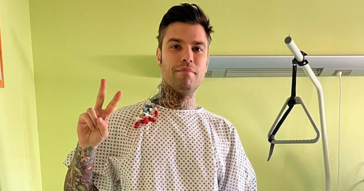 Fedez torna a casa dall'ospedale dopo l'intervento e scrive un post social dedicato ai medici: le sue parole