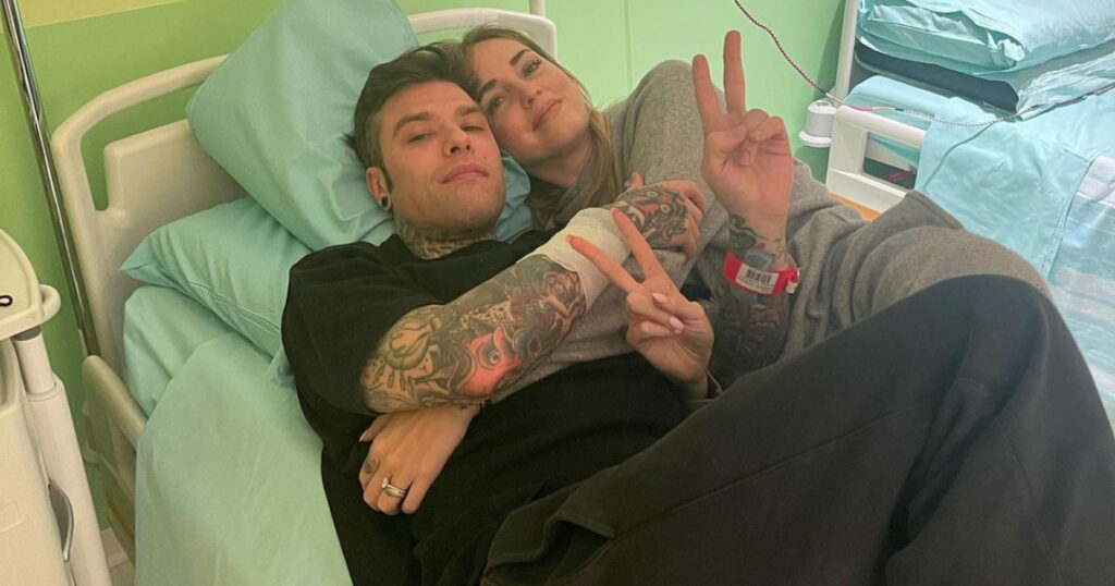 Chiara Ferragni condivide nuovi aggiornamenti su Fedez dopo l'operazione: lo scatto in ospedale