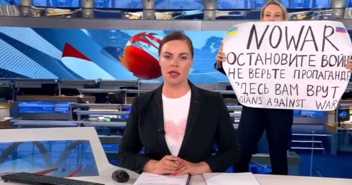 Marina Ovsyannikova, paura per la giornalista che ha fatto irruzione durante il Tg russo è "sparita"