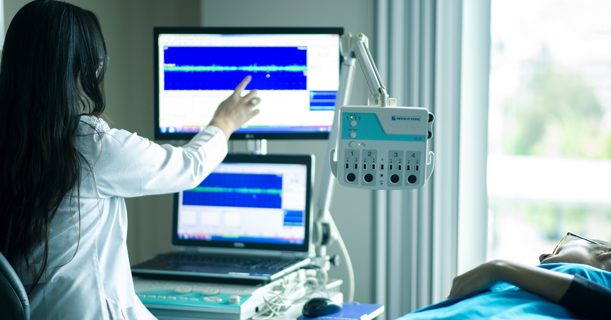 Sclerosi multipla, quali sono le cause, i sintomi iniziali e l'iter medico per affrontare la malattia