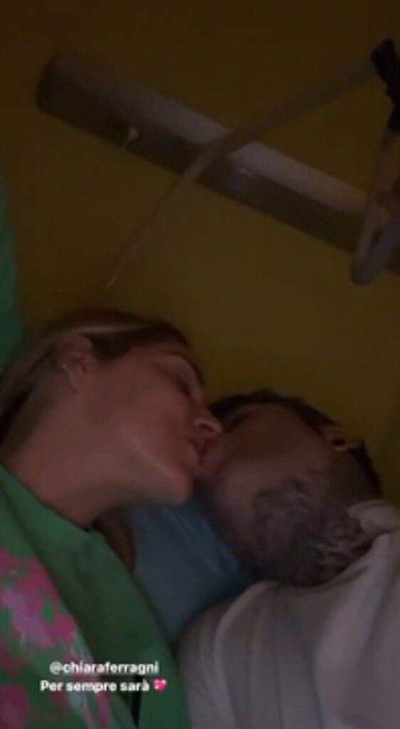 Fedez e Chiara Ferragni si concedono qualche bacio sul letto d'ospedale: l'emozionante video social