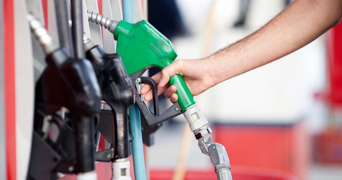 Taglio delle accise sul carburante: via al piano del governo. A quanto corrisponde la riduzione dei costi