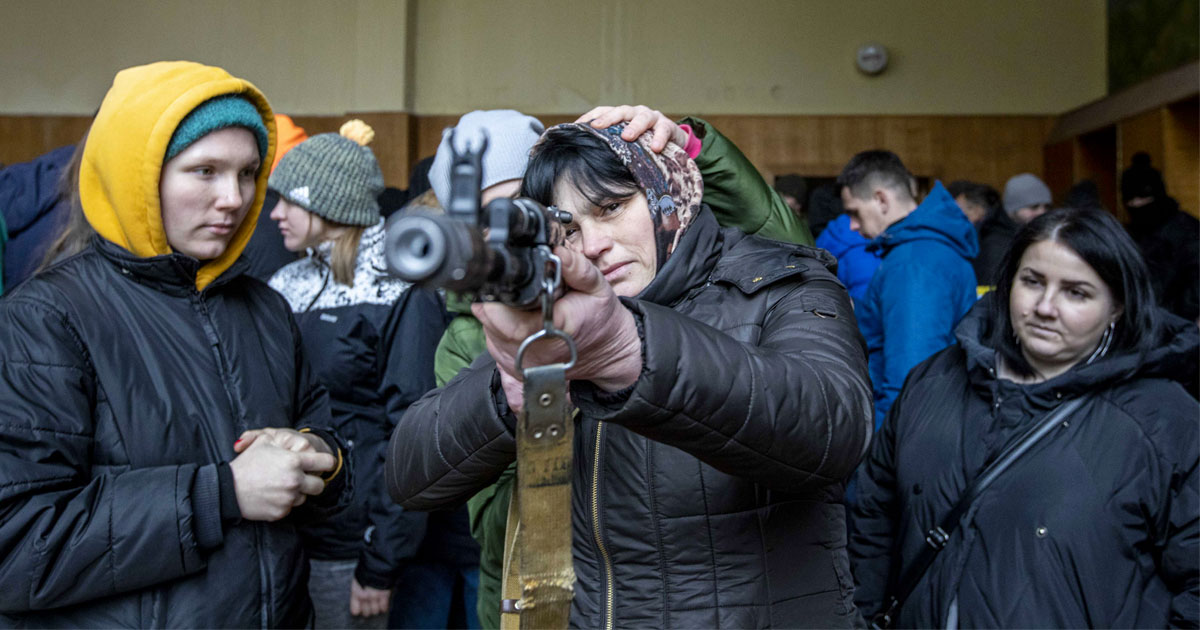 Addestramento dei civili all'uso delle armi in Ucraina