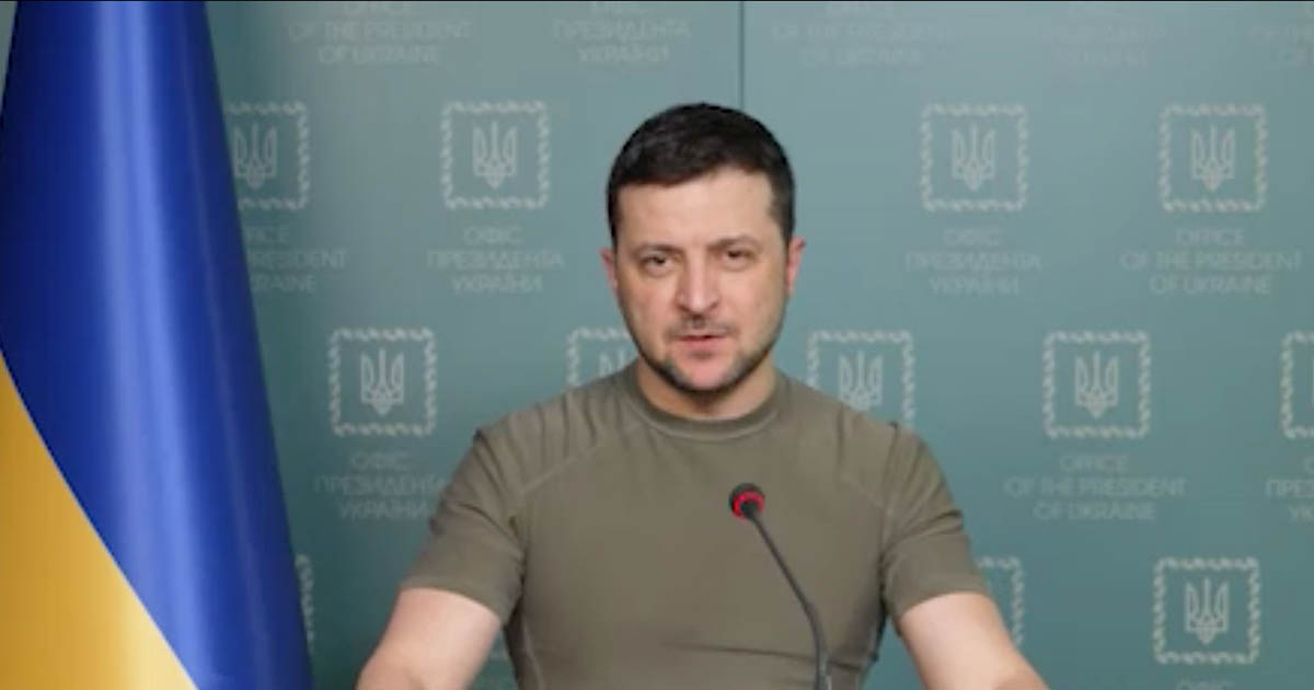 Zelensky fermo al suo posto in Ucraina e sfida Putin: "Resto a Kiev, non mi nascondo", ancora missili sul Paese