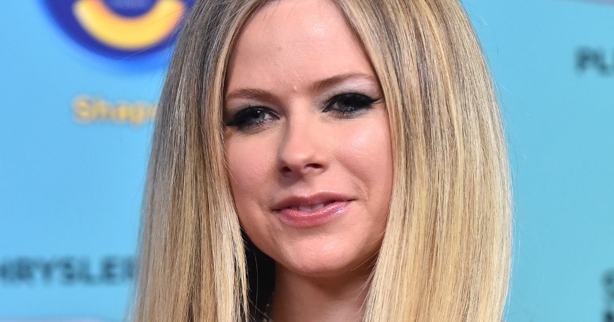 Avril Lavigne: il ritorno in scena della cantante dopo un lungo periodo di assenza causato dalla sindrome di Lyme