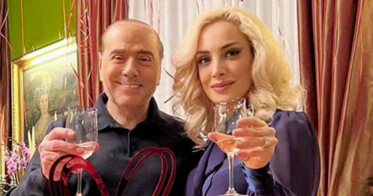 Silvio Berlusconi sposa simbolicamente Marta Fascina: le foto della cerimonia tenutasi a Villa Gernetto