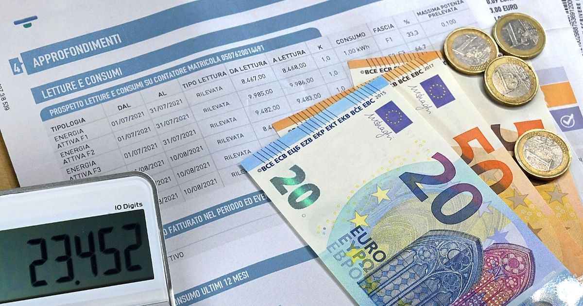 Bollette luce e gas di aprile in aumento: quanto si pagherà in più per corrente elettrica e metano