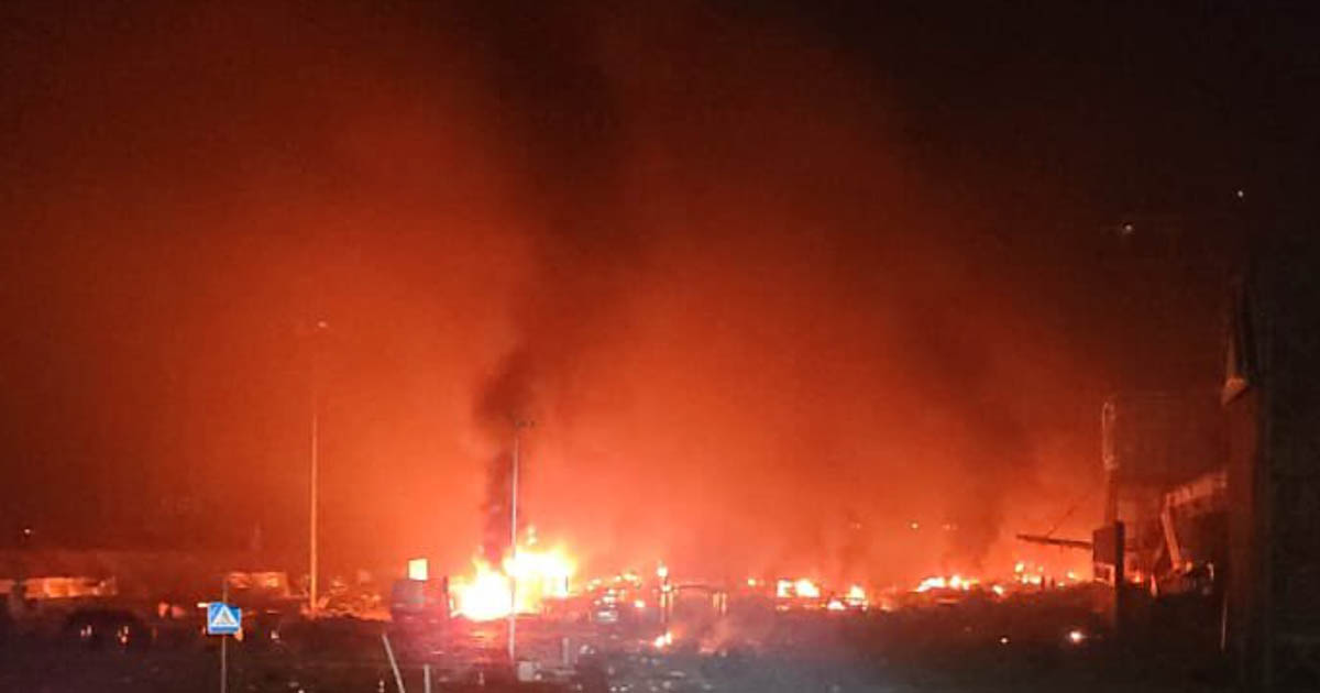 Bombardamenti su Kiev, colpite case e centro commerciale nel cuore della capitale. Negoziati appesi a un filo