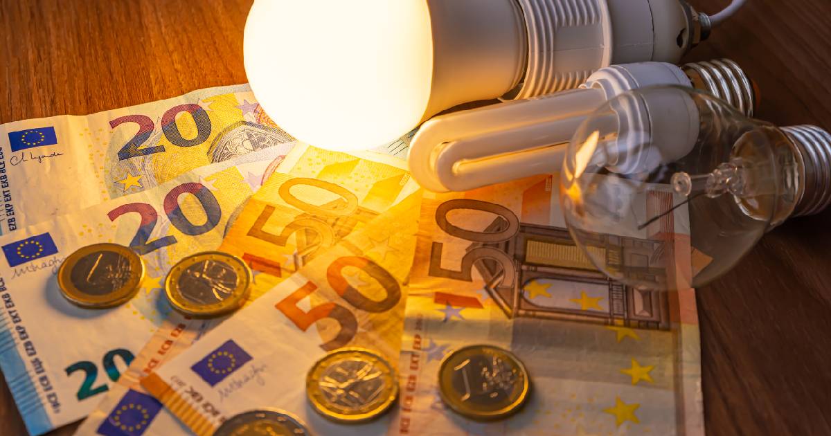 Caro bollette luce e gas, le ipotesi del Governo contro i rincari: ridurre il riscaldamento e l'illuminazione