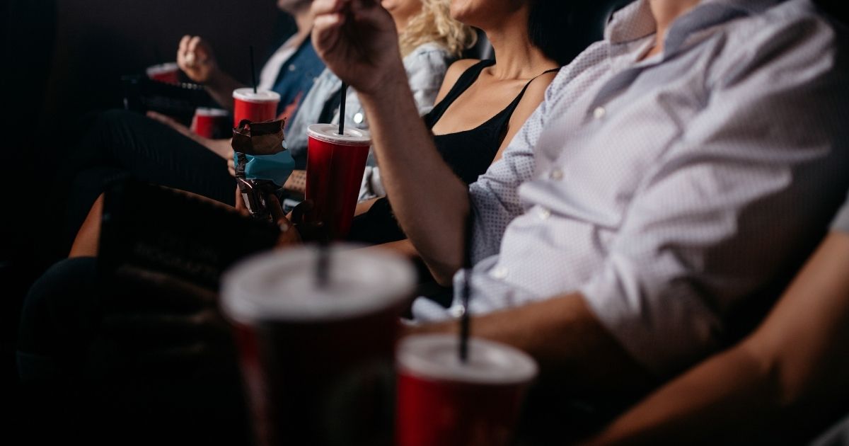 Regole Covid per cinema, teatri e stadi: da oggi cambia tutto per cibo e bevande, cosa si può fare ora