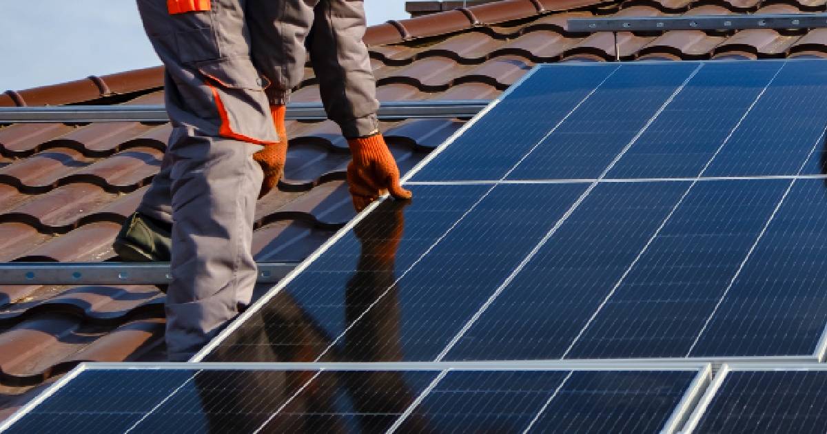 Decreto Energia, installare pannelli solari sarà più semplice: le novità contro il caro bollette luce e gas