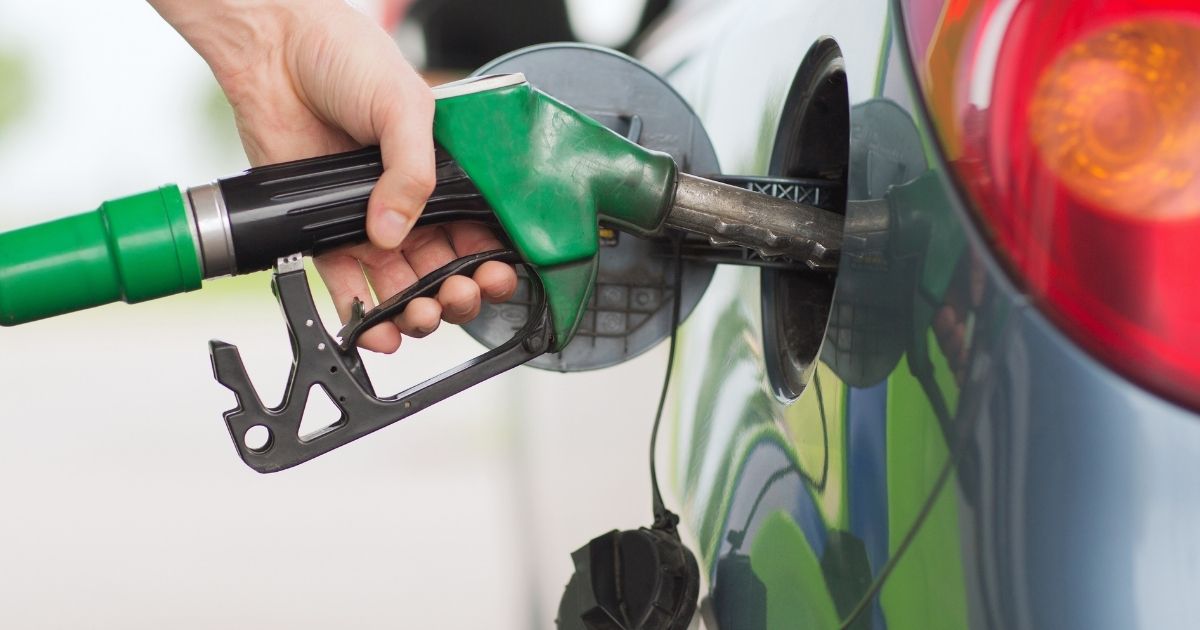 Benzina a 5 euro al litro, il prezzo record nel milanese. La denuncia del sindaco: "È un incubo"