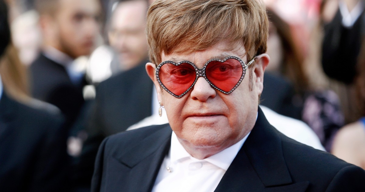 Elton John compie oggi 75 anni, chi è: carriera, tour di addio, vita privata, e figli dell’artista