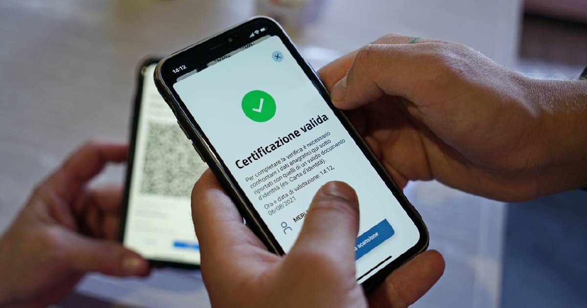 Obbligo di Super Green Pass, cosa potrebbe succedere tra lavoro e turismo: la richiesta delle Regioni