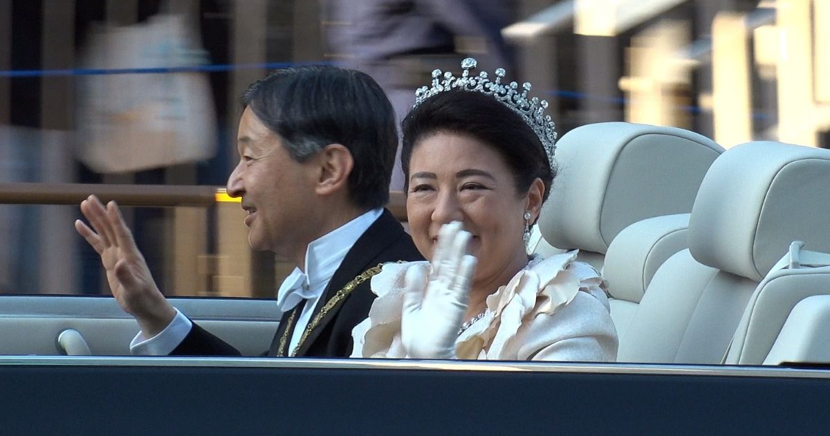 La principessa giapponese Aiko debutta in pubblico. La figlia dell'imperatore brilla per eleganza e semplicità